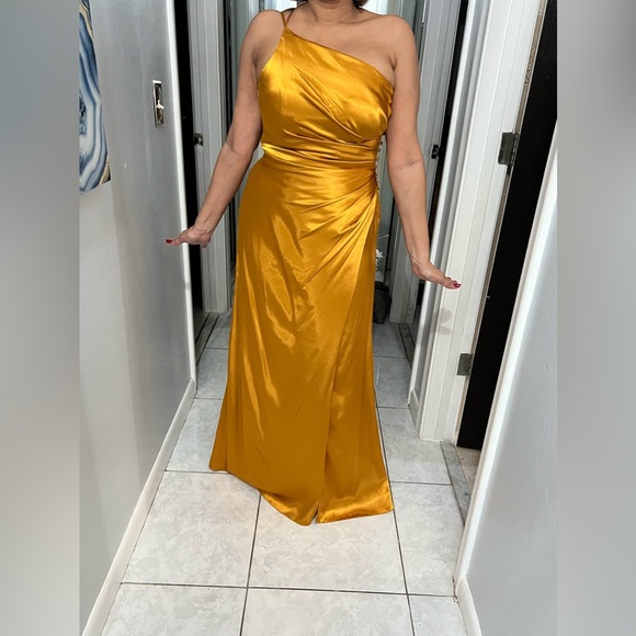 David Bridal GALINA SIGNATURE Charmeuse Draped One-Shoulder Dress size 10 - Picture 9 of 11